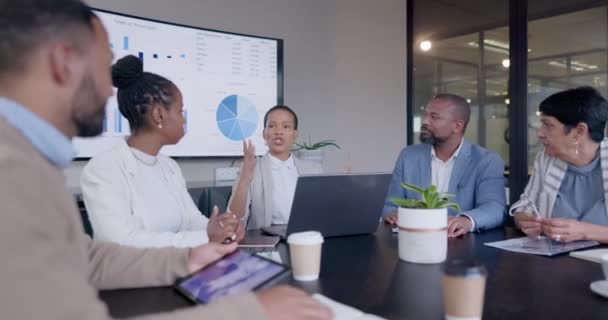 团队合作 商界人士或黑人女性在一起进行财务图表分析或图表报告 在屏幕监视器上谈论公司成长数据分析时的领导力 协作或管理者 — 图库视频影像