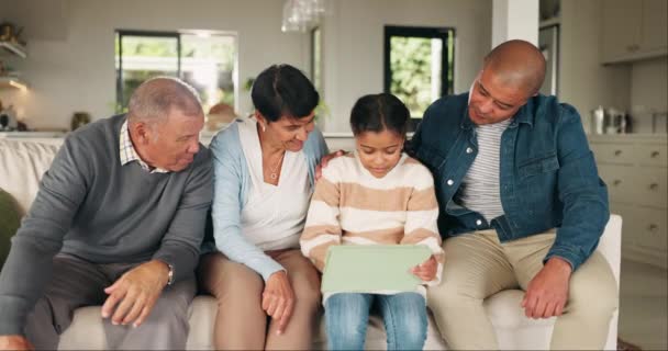 Velká Rodina Tablet Dítě Doma Obývacím Pokoji Spojování Relaxovat Spolu — Stock video
