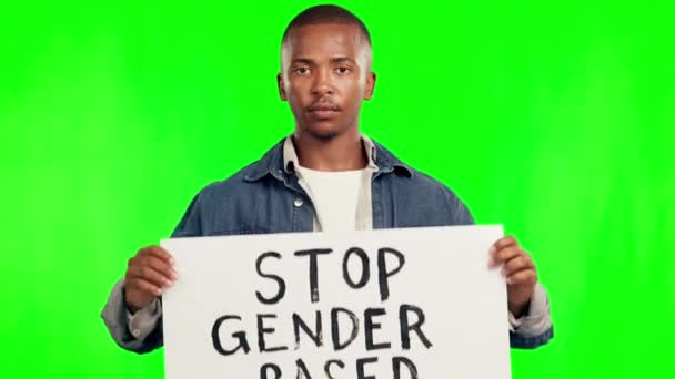 在绿色屏幕上张贴抗议 海报和黑人男子 以制止暴力 性别平等 公正或支持 持有人权和团结硬纸板标志的认真 脸面和个人或美国学生 — 图库视频影像