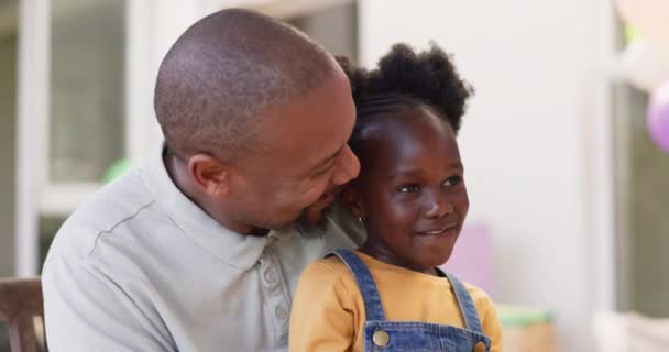 Dojrzały Afrykański Ojciec Dziewczynka Dziecko Siedzi Razem Opieki Miłości Więzi — Wideo stockowe