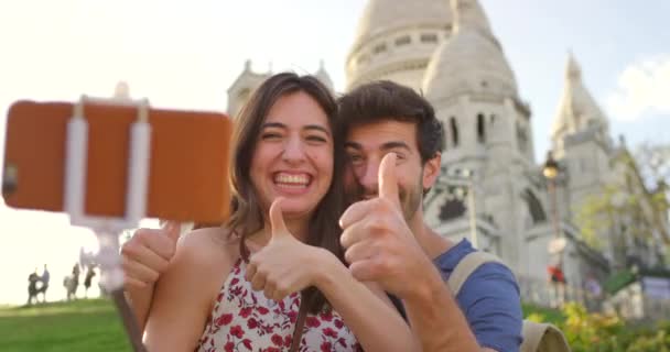 Pareja París Selfie Sacre Coeur Sonrisa Pulgares Hacia Arriba Para — Vídeos de Stock