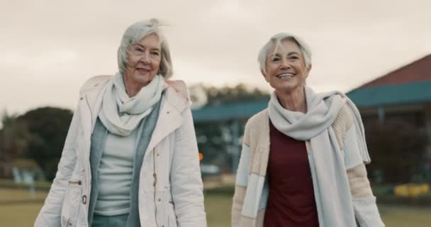 Nyugdíj Mosoly Idősebb Női Barátok Együtt Sétálnak Pályán Bowls Klubban — Stock videók