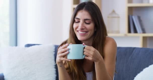 Relaks Myślenie Kobieta Picie Kawy Domu Salon Spokój Lub Uśmiech — Wideo stockowe