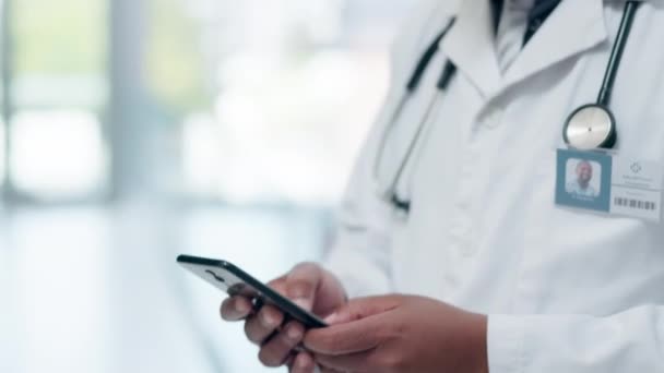 Sort Mand Læge Telefonopkald Med Telesundhed Medicinsk Konsultation Hospital Sundhedspleje – Stock-video