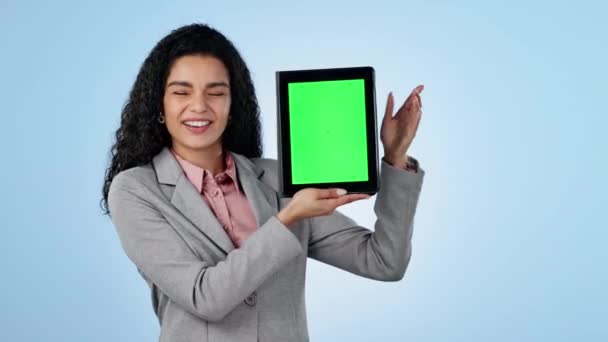 Pantalla Verde Feliz Una Mujer Negocios Apuntando Una Tableta Fondo — Vídeo de stock