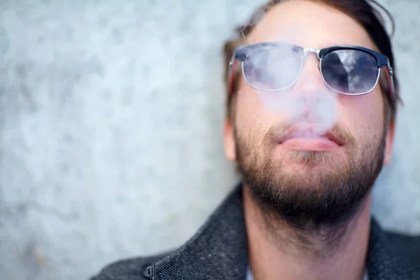 Ansikte Man Och Rökning Utomhus Med Solglasögon För Missbruk Erfarenhet — Stockfoto