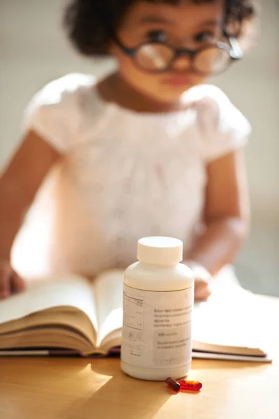 Meisje Kind Lezen Boek Pil Fles Adhd Diagnose Leren Ontwikkeling — Stockfoto