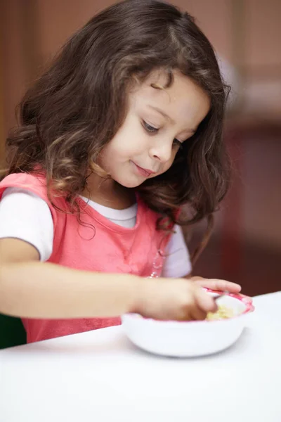 Kız Çocuğu Anasınıfında Düşün Beslen Masa Başında Yemek Evlat Yemekte — Stok fotoğraf