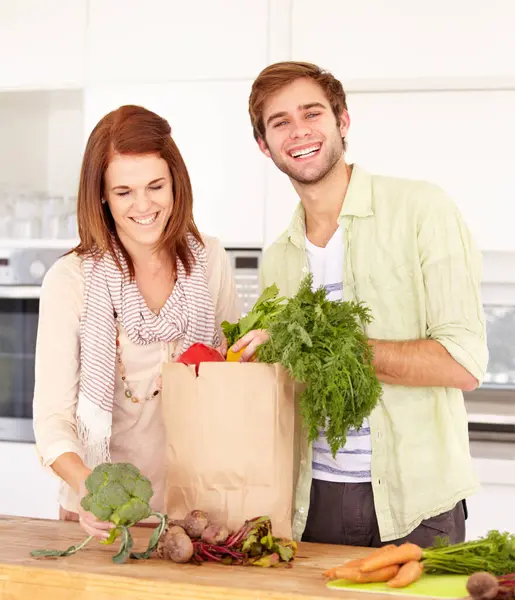 食料品の買い物のためのカップル 台所および野菜 荷を解き 栄養および調理のための笑顔 ベジタリアン 農産物および新鮮なための家 ビーガン 食事およびパッケージの男 女性および健康 — ストック写真