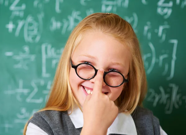 Dziewczynka Dziecko Student Okularach Tablicy Nauki Edukacji Rozpoczęcia Quizu Matematycznego — Zdjęcie stockowe