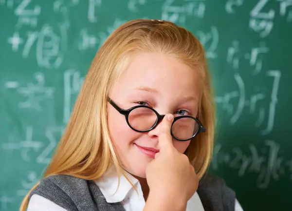 在课堂上用黑板刻画书呆子 眼镜和快乐的孩子 以学习知识 教育和学习数学 加拿大学校里的怪胎 女孩或可爱的孩子的脸 学生和笑容 — 图库照片