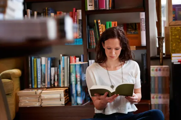 Mujer Lectura Piso Librería Biblioteca Relax Para Pensar Conocimiento Información —  Fotos de Stock