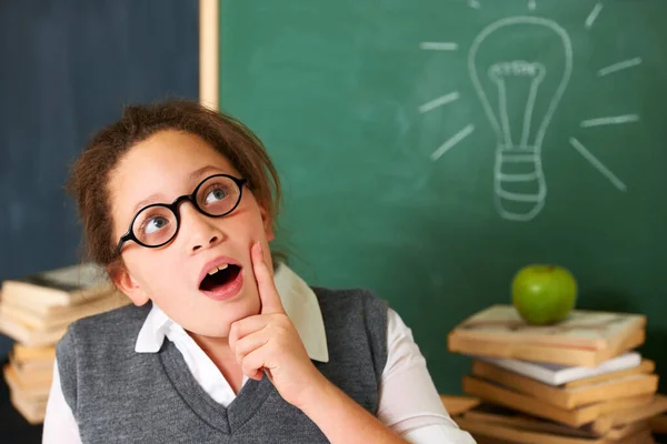 Kind Denken Und Glühbirne Auf Kreidetafel Für Bildung Lernen Und — Stockfoto
