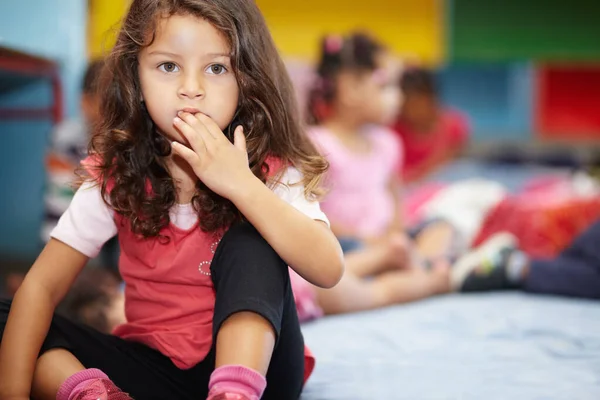 Meisje Kind Bijten Nagels Klaslokaal Voor Angst Denken Nerveus Kleuterschool — Stockfoto