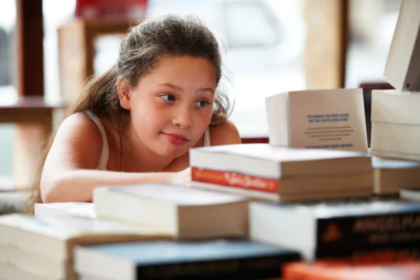 Menina Criança Livros Biblioteca Educação História Conhecimento Entretenimento Com Cliente — Fotografia de Stock