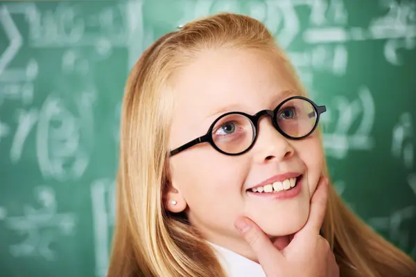 想法和孩子们配戴眼镜在课堂上进行计划 决策或头脑风暴 具有选择 远见或解决办法的教育 学习和女童在学校中的表现 — 图库照片