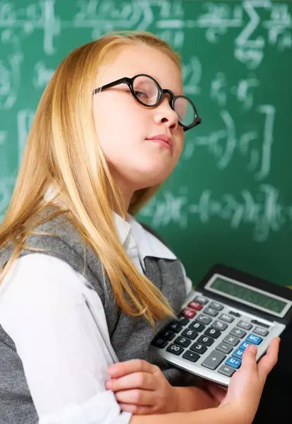 Girl Portret Kalkulator Przez Tablicę Edukacji Uczenia Się Rozwiązywania Problemów — Zdjęcie stockowe