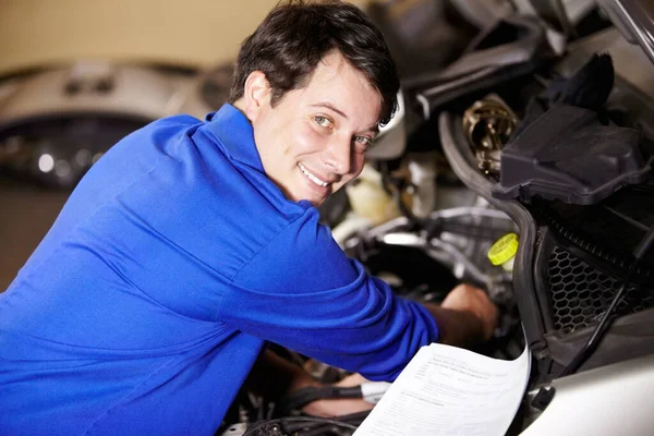 Portret Gelukkig Man Monteur Met Document Motor Van Auto Reparatie — Stockfoto