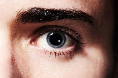 Makro, insan portresi ve gözü, görme ve sağlıklı görme, optometri için kontak lens veya retina. Yüz, yakın plan ve ciddi bir insan gözü, göz doktoru için kirpik veya kaş, mavi göz küresi ya da deri..