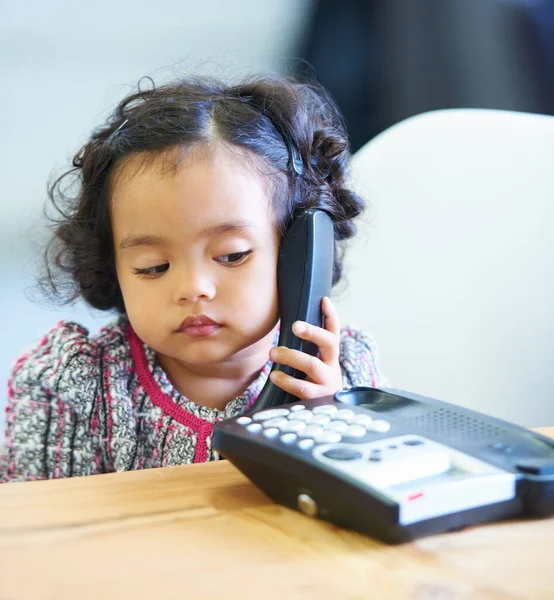 電話で聞いたり 話したり 子供が家でコミュニケーションを呼んだりする ホーム 連絡先 または赤ちゃんが会話 デスクでのディスカッションのためのランドラインで話す — ストック写真