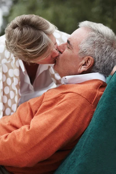 Поцелуи Любовь Пожилая Пара Отдыхают Заднем Дворе Свободой Весельем Связью — стоковое фото