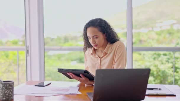 Tablet Laptop Mujer Negocios Para Marketing Digital Gestión Redes Sociales — Vídeos de Stock