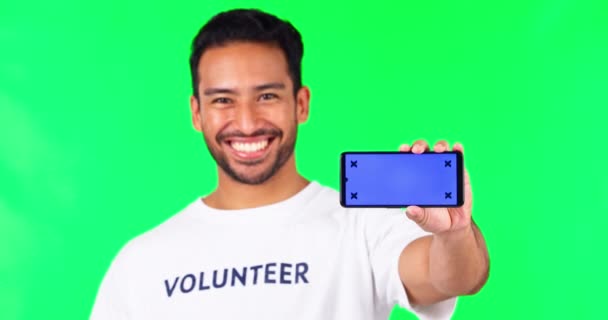 Tela Verde Apontando Homem Com Maquete Telefone Para Voluntário Caridade — Vídeo de Stock
