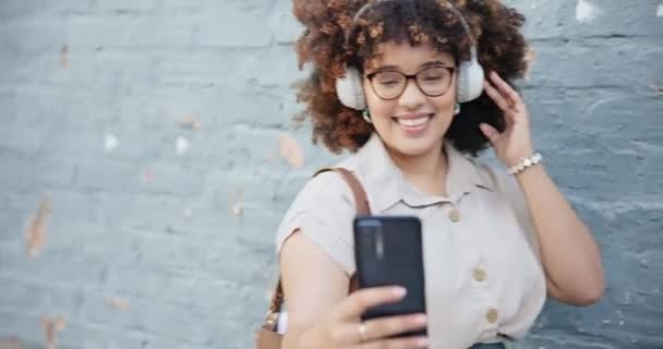Selfie Mobile Atau Wanita Bahagia Kota Menari Sms Atau Streaming — Stok Video