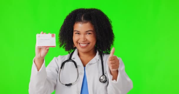Polegares Para Cima Tela Verde Médico Mulher Feliz Com Cartão — Vídeo de Stock