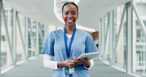 黑人妇女 石碑和护士肖像 因健康 远程保健或医疗保健而在医院里快乐 尼日利亚的非洲医疗专业 技术和外科医生 滑稽的工人和员工的笑脸 — 图库视频影像