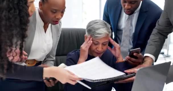 Sakit Kepala Gelisah Dan Kewalahan Dengan Wanita Senior Kantor Untuk — Stok Video