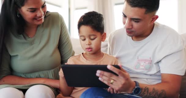 Tablet Την Οικογένεια Και Την Εκμάθηση Έναν Καναπέ Στο Σπίτι — Αρχείο Βίντεο