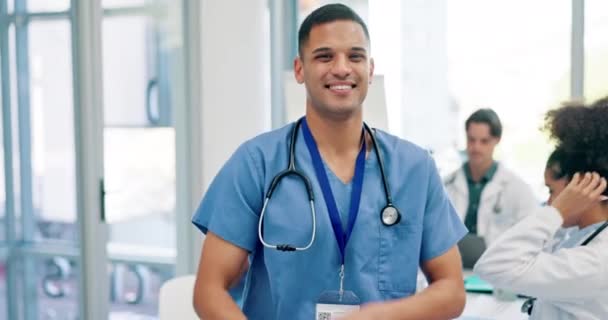 Mann Arzt Und Arme Gekreuzt Teamführung Gesundheitswesen Oder Planungstreffen Krankenhaus — Stockvideo