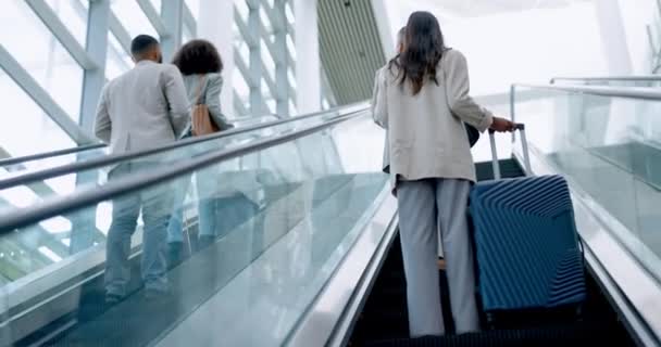 行李箱和在全球旅行或运输的自动扶梯上的商务人士的后背 在终点站工作的公司 国际和专业人员 前往旅行或旅程 — 图库视频影像