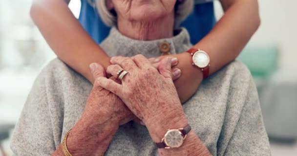 与照顾者牵着手和老年病人拥抱在一起 带着同情心在退休之家提供支持 老年人 医疗保健专业人员和医生在诊所的善意 帮助和希望 — 图库视频影像