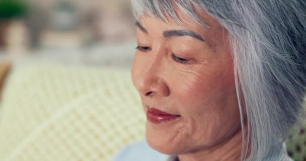 老年妇女 亚洲人的脸和退休时的特写镜头在沙发上感觉到放松和平静 年迈的女性 心情愉快地坐在沙发上的房子里安安静静 — 图库视频影像