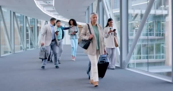 Flughafen Geschäftsmann Oder Geschäftsmann Verspätet Zum Abflug Zur Flugbuchung Oder — Stockvideo