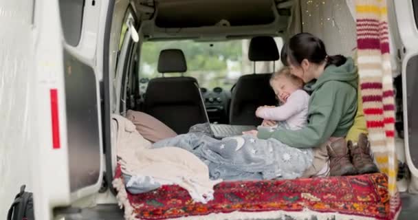 Maman Fille Camping Car Pour Jouer Ordinateur Portable Vacances Avec — Video