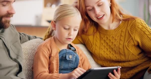 Szülők Lány Gyerek Tabletta Otthon Online Játékok Tanulási Alkalmazás Oktatási — Stock videók