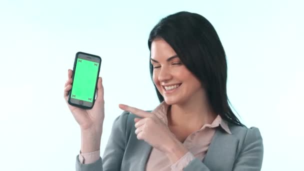 Oké Üzletasszony Zöld Képernyős Telefon Hely Egyetértés Stúdióban Fehér Háttérrel — Stock videók
