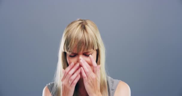 Rostro Mujer Llorando Estudio Por Emoji Triste Trauma Corazón Roto — Vídeo de stock