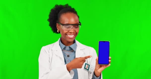 黒人女性 科学者 スタジオの背景に広告のための緑の画面上の電話のモックアップを指しています 広告のためのスマートフォンのディスプレイと科学におけるアフリカの女性の肖像 — ストック動画