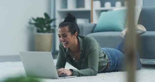 Жінка Ноутбук Сміються Над Відеодзвінком Вдома Розмовляють Спілкуються Онлайн Підлозі — стокове відео