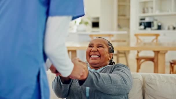 老太婆 非洲人 手牵手与护士和信任 支持和交谈与善良和老年人的照料 照料者和病人 家庭护理以及以舒适和尊重的方式进行沟通 — 图库视频影像