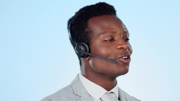 电话中心 演播室或黑人男子在沟通 说话或交谈方面帮助客户服务 Blue Background Virtual Assistant African Financial Adviser — 图库视频影像