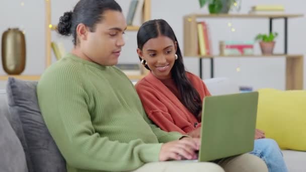 Ноутбук Диван Счастливая Пара Ищут Интернете Расслабиться Поговорить Поговорить Планировать — стоковое видео