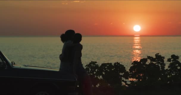 Ηλιοβασίλεμα Παραλία Και Σιλουέτα Φίλων Στο Οδικό Ταξίδι Για Περιπέτεια — Αρχείο Βίντεο