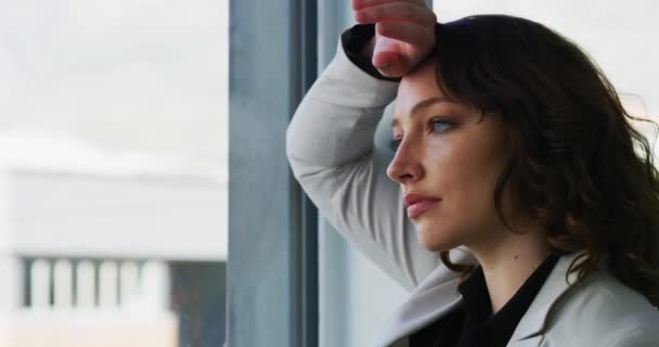 Vitrindeki Kadını Depresyon Stresi Düşünüyor Zihinsel Sağlık Ile Mali Sorunları — Stok video