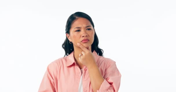 手拉手的女人在工作室里的选择 为什么或想法的白色背景 情感和亚洲女性模式与解决方案 疑问或问题的解决和决策 — 图库视频影像
