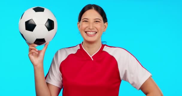 脸和快乐的女人与足球在演播室训练 锻炼和健康的蓝色背景 为锻炼 比赛和比赛做好准备的形象 微笑和女足 — 图库视频影像